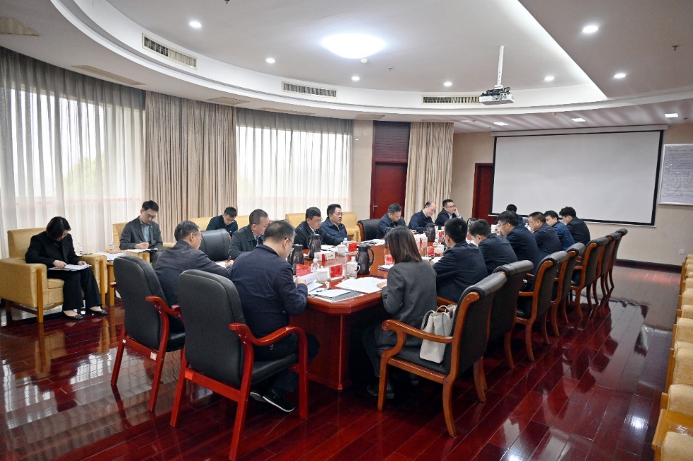 會(huì)議室里的椅子上&#xA;&#xA;中度可信度描述已自動(dòng)生成